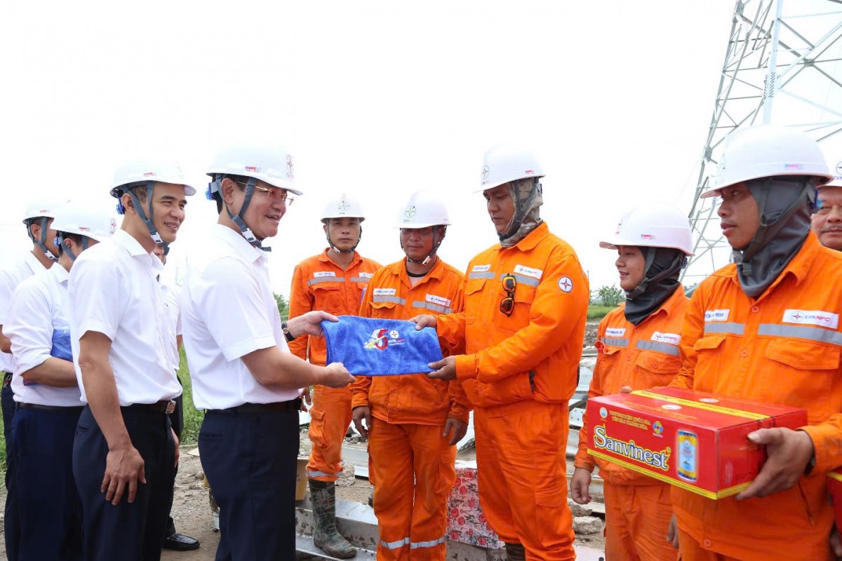 UAV, robot, AI và cuộc chuyển mình thầm lặng của ngành điện miền Bắc