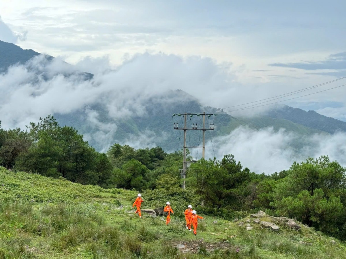 UAV, robot, AI và cuộc chuyển mình thầm lặng của ngành điện miền Bắc