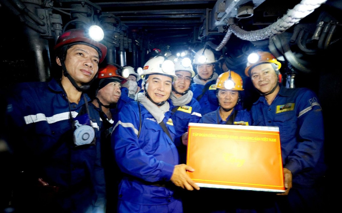 Bí thư Tỉnh ủy Quảng Ninh kiểm tra sản xuất, tặng quà thợ mỏ Than Mạo Khê Bí thư Tỉnh ủy Quảng Ninh kiểm tra sản xuất, tặng quà thợ mỏ Than Mạo Khê