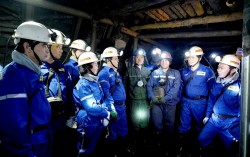 Bí thư Tỉnh ủy Quảng Ninh kiểm tra sản xuất, tặng quà thợ mỏ Than Mạo Khê