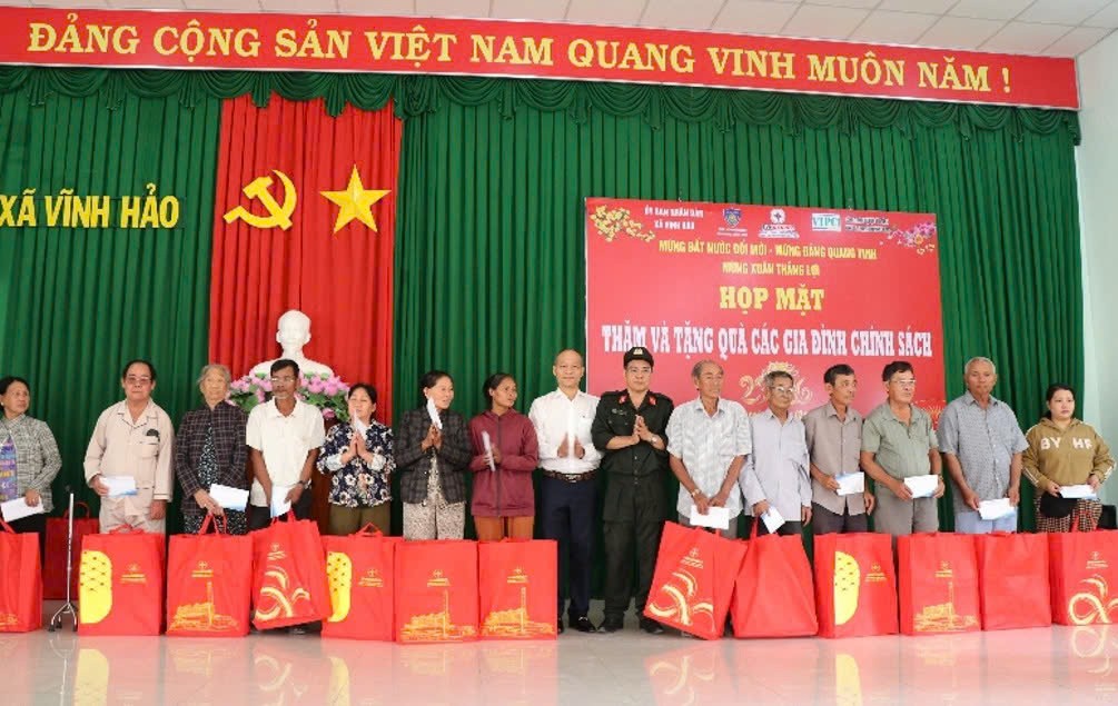 Nhiệt điện Vĩnh Tân trao quà Tết Bính Ngọ cho gia đình chính sách tỉnh Lâm Đồng