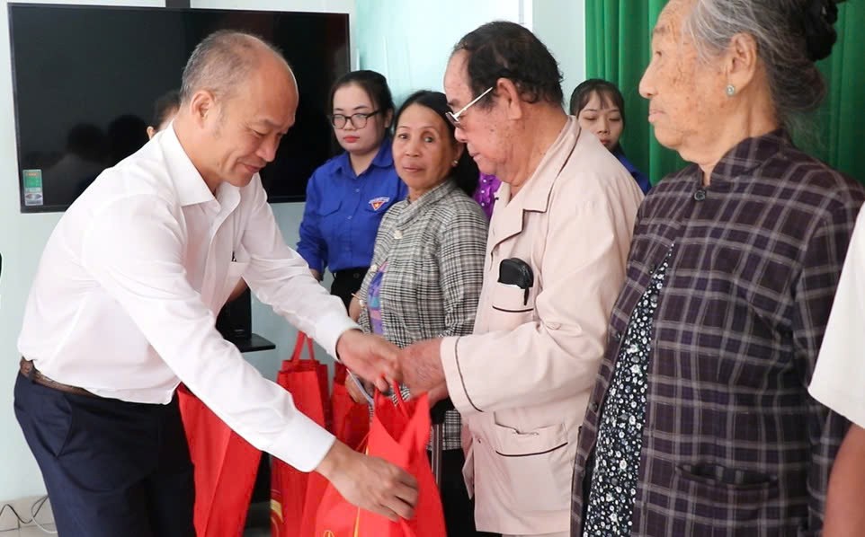 Nhiệt điện Vĩnh Tân trao quà Tết Bính Ngọ cho gia đình chính sách tỉnh Lâm Đồng