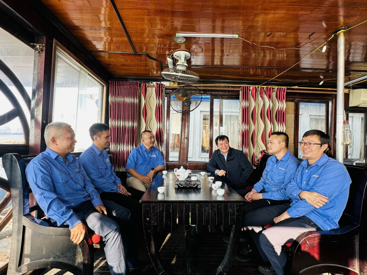 Giám đốc Quacontrol khảo sát thực địa sản xuất, thăm hỏi người lao động khu vực chuyển tải Hòn Nét