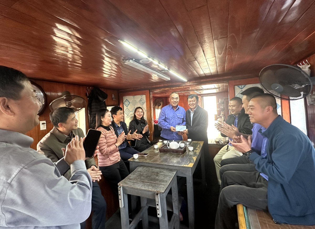 Giám đốc Quacontrol khảo sát thực địa sản xuất, thăm hỏi người lao động khu vực chuyển tải Hòn Nét