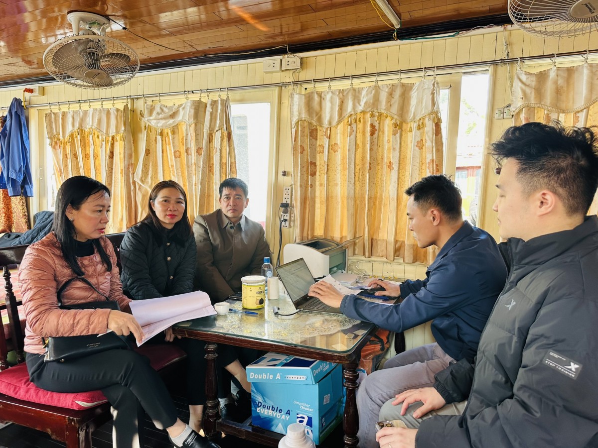 Giám đốc Quacontrol khảo sát thực địa sản xuất, thăm hỏi người lao động khu vực chuyển tải Hòn Nét