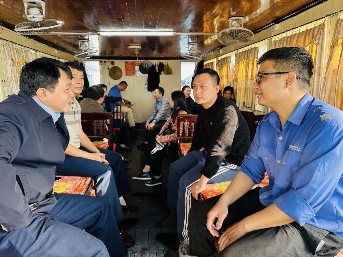 Giám đốc Quacontrol khảo sát thực địa sản xuất, thăm hỏi người lao động khu vực chuyển tải Hòn Nét