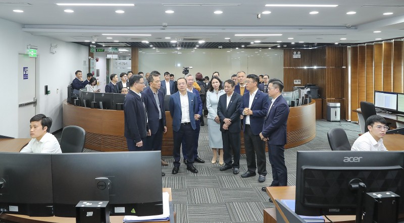 Quyền Bộ trưởng Công Thương Lê Mạnh Hùng làm việc với EVN và NSMO