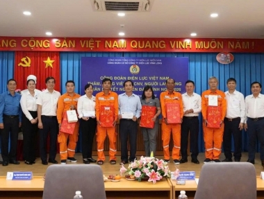 Công đoàn Điện lực Việt Nam mang Xuân ấm áp đến người lao động PC Vĩnh Long