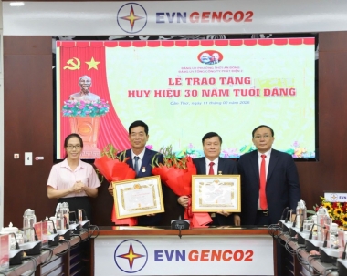EVNGENCO2 trao huy hiệu 30 năm tuổi Đảng cho các đảng viên
