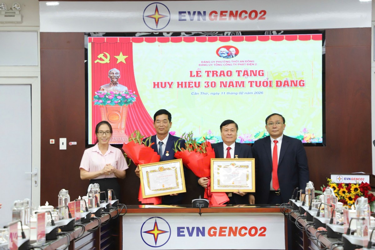 EVNGENCO2 trao huy hiệu 30 năm tuổi Đảng cho các đảng viên