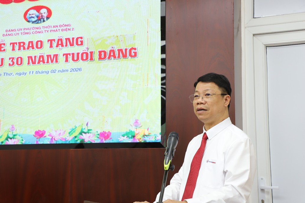 EVNGENCO2 trao huy hiệu 30 năm tuổi Đảng cho các đảng viên