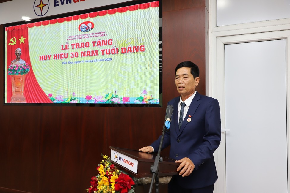 EVNGENCO2 trao huy hiệu 30 năm tuổi Đảng cho các đảng viên