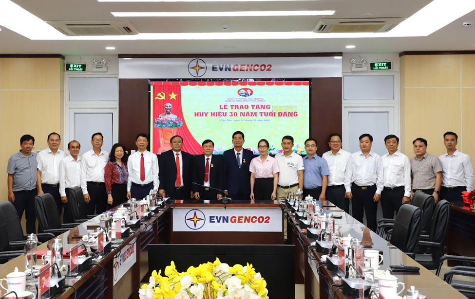 EVNGENCO2 trao huy hiệu 30 năm tuổi Đảng cho các đảng viên