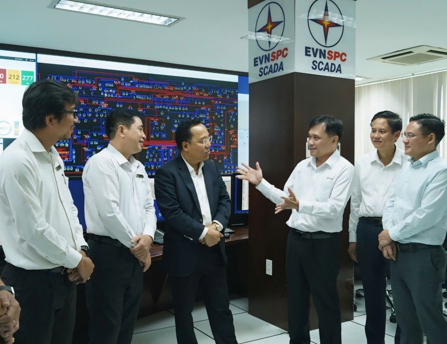 Thứ trưởng Bộ Công Thương Nguyễn Hoàng Long kiểm tra công tác đảm bảo điện dịp Tết 2026 tại EVNSPC