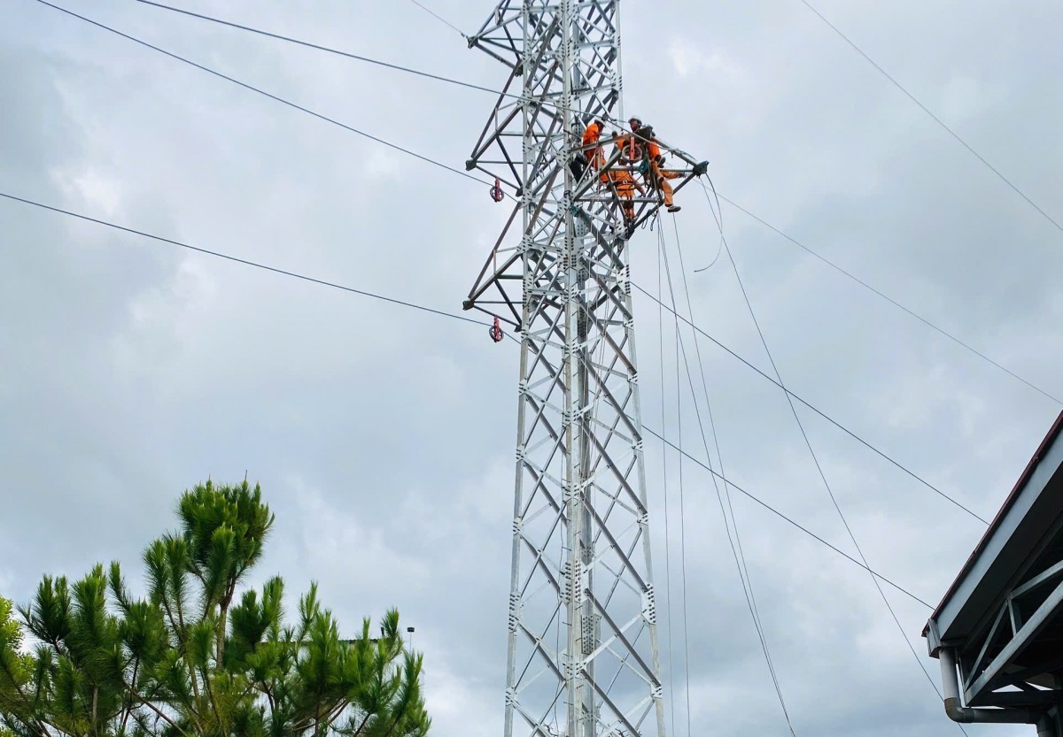 Trên công trường các dự án lưới điện 110kV tại miền Nam những ngày đầu năm