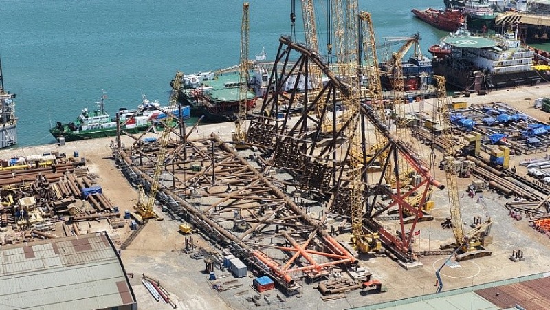 Tình hình chế tạo, lắp dựng khối chân đế giàn khai thác mỏ Đại Hùng Nam