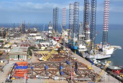 Tình hình chế tạo, lắp dựng khối chân đế giàn khai thác mỏ Đại Hùng Nam (tháng 3/2026)