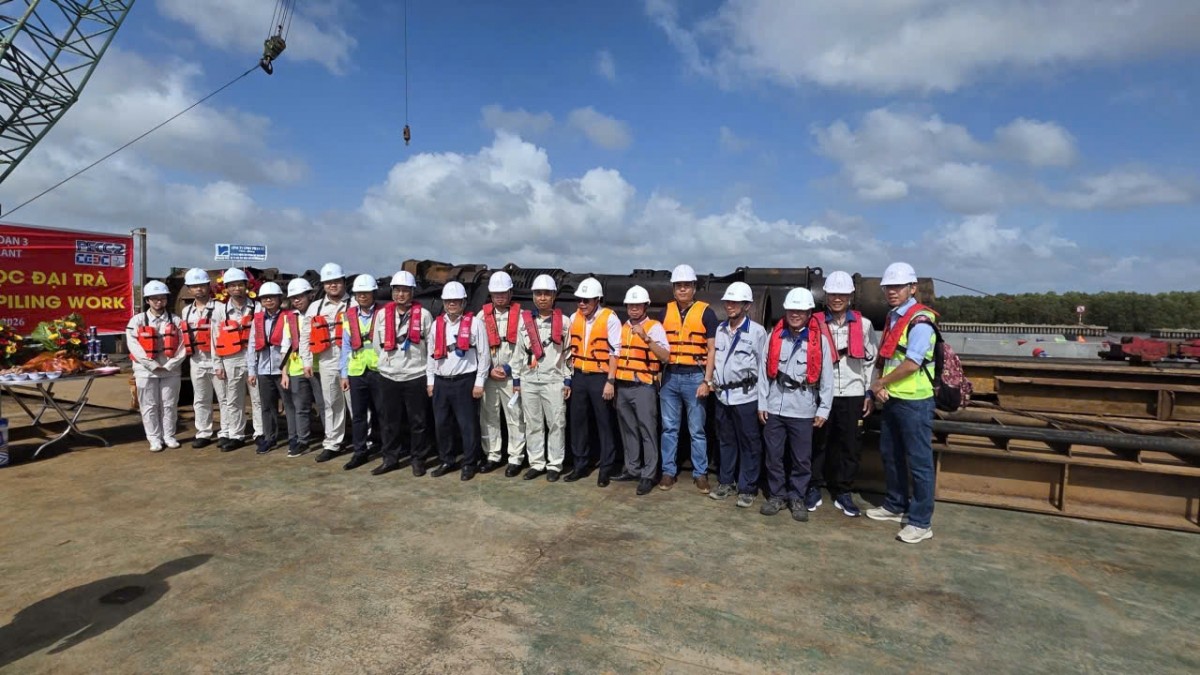 Thi công đóng cọc các trụ tua bin dự án điện gió Tân Thuận (giai đoạn 3)