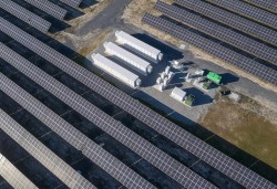 Năng lượng tái tạo + pin lưu trữ cho Việt Nam trước rủi ro thị trường và địa chính trị quốc tế