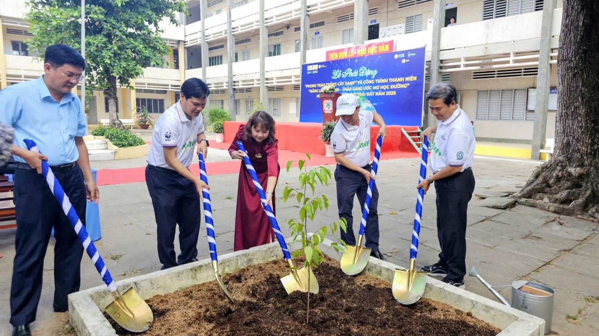 Chùm ảnh các đơn vị EVNSPC sôi nổi hưởng ứng Chiến dịch Giờ Trái đất 2026