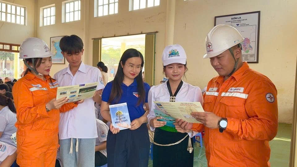 Những bài học nhỏ về tiết kiệm điện từ sân Trường THCS Nguyễn Tất Thành (tỉnh Sơn La)
