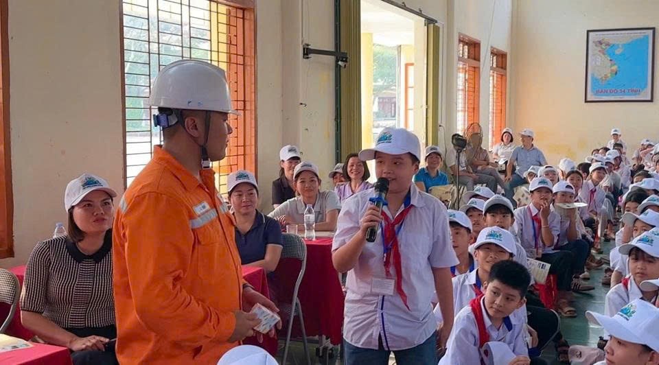 Những bài học nhỏ về tiết kiệm điện từ sân Trường THCS Nguyễn Tất Thành (tỉnh Sơn La)