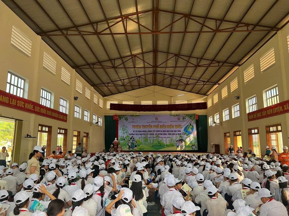 Những bài học nhỏ về tiết kiệm điện từ sân Trường THCS Nguyễn Tất Thành (tỉnh Sơn La)