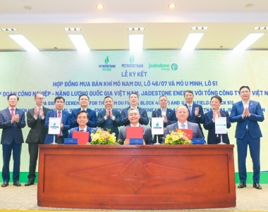 Ký kết và trao các văn kiện dự án phát triển mỏ Nam Du - U Minh