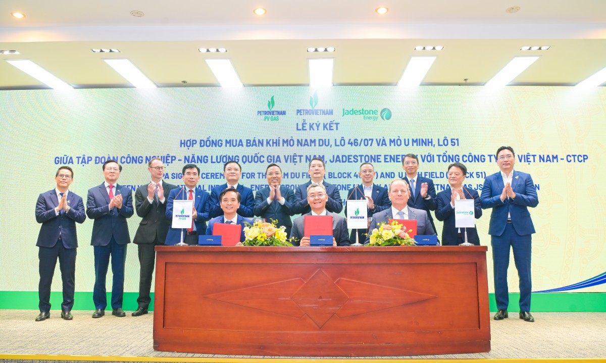 Ký kết và trao các văn kiện dự án phát triển mỏ Nam Du - U Minh