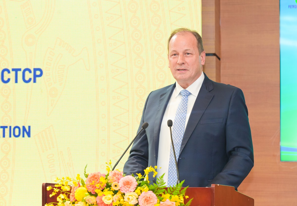 Ký kết và trao các văn kiện dự án phát triển mỏ Nam Du - U Minh