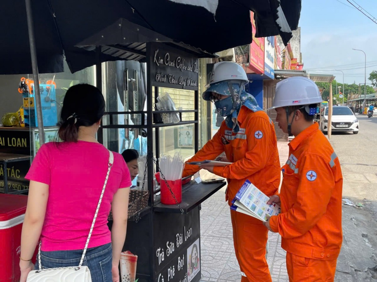 PC Nghệ An triển khai các giải pháp cung cấp điện, gắn với tiết kiệm điện mùa nắng nóng