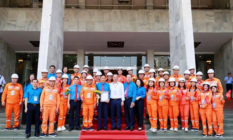 Tấm gương Chủ tịch Công đoàn xuất sắc tiêu biểu toàn quốc - Một hành trình giữ lửa niềm tin