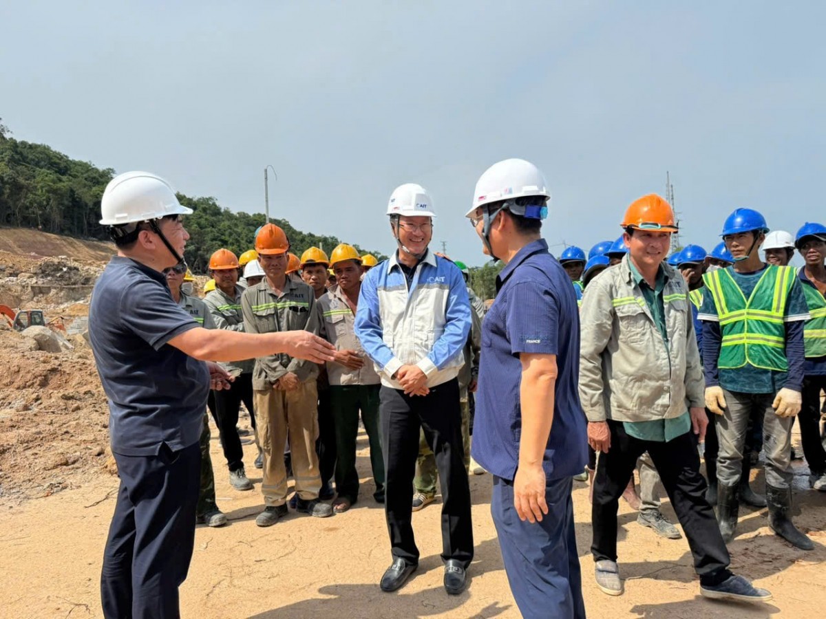 Ngành điện sát cánh cùng người lao động trên các công trường thi công xuyên lễ 30/4-1/5