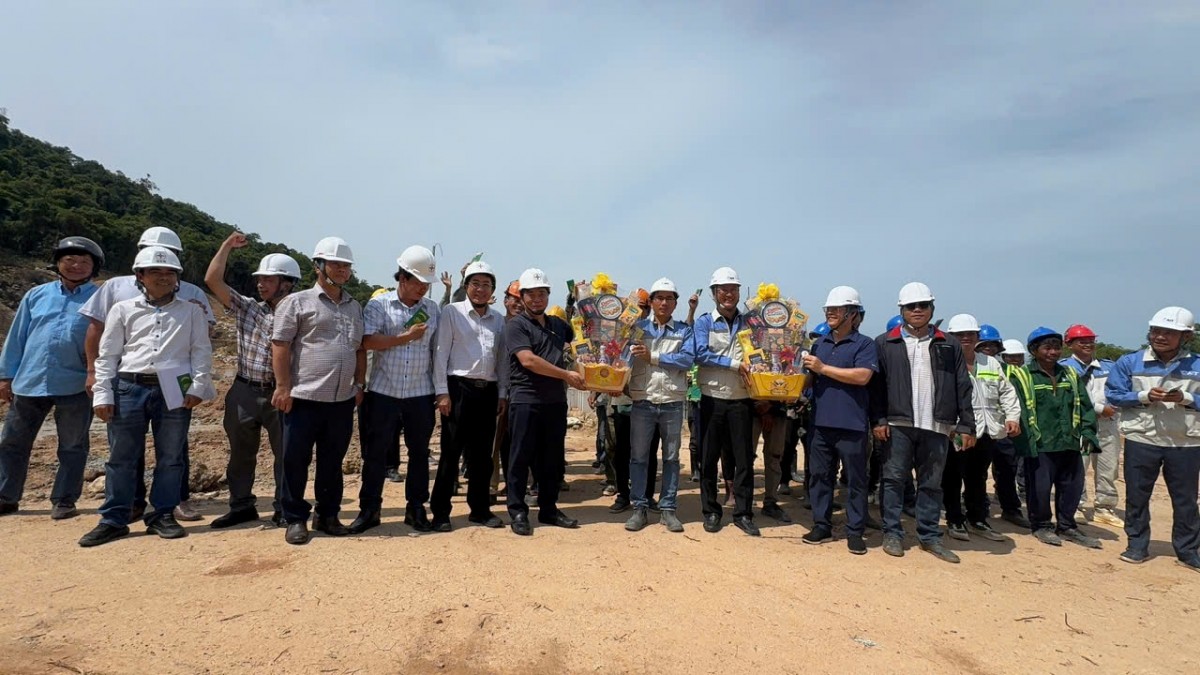 Ngành điện sát cánh cùng người lao động trên các công trường thi công xuyên lễ 30/4-1/5