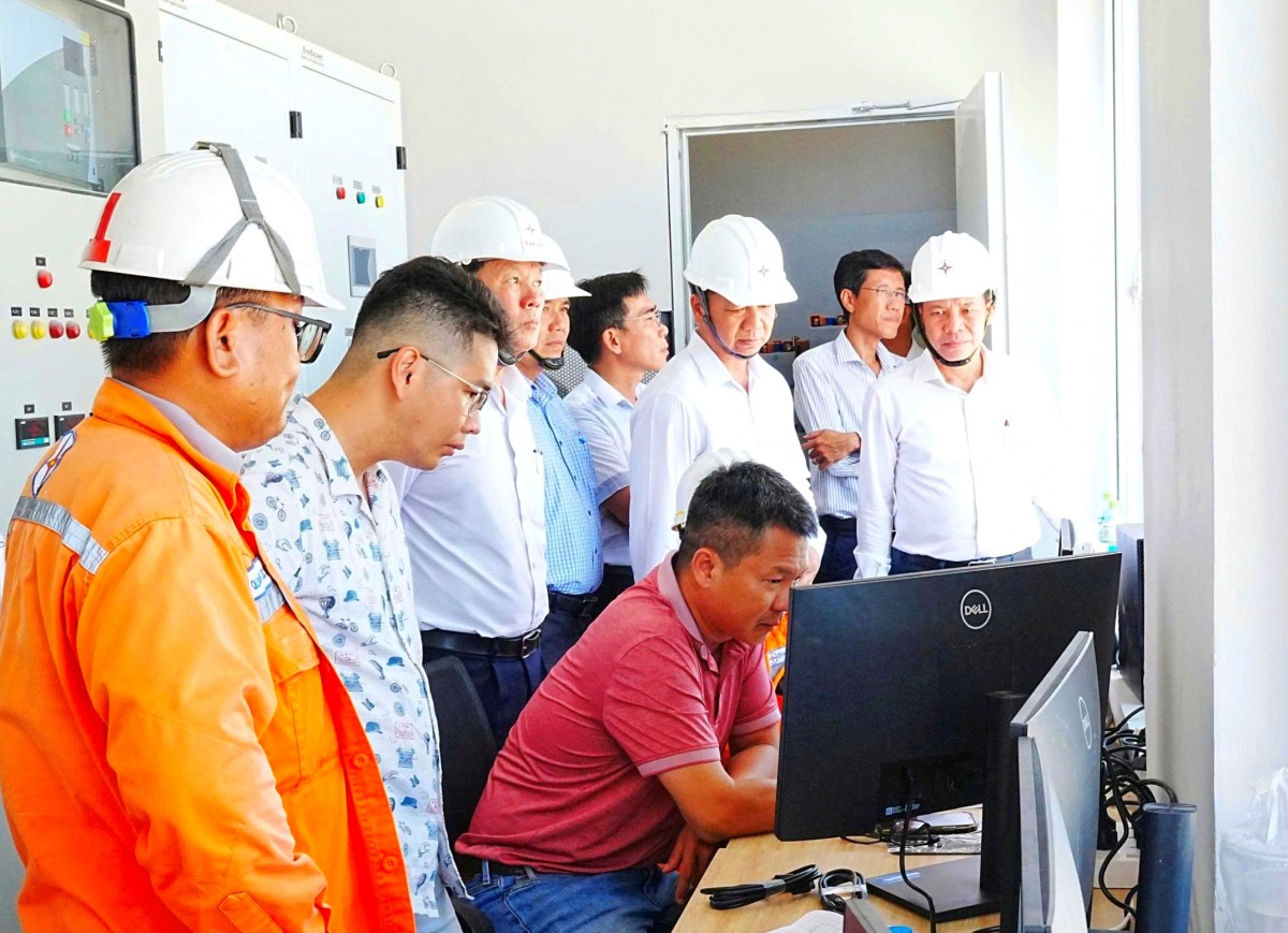Ngành điện sát cánh cùng người lao động trên các công trường thi công xuyên lễ 30/4-1/5