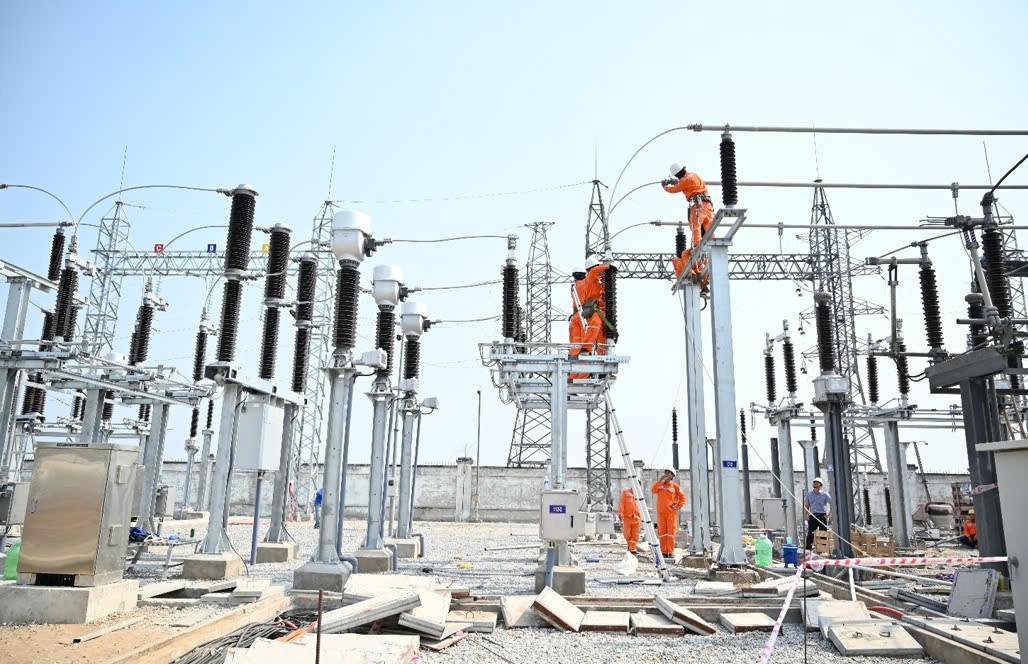 Ngành điện sát cánh cùng người lao động trên các công trường thi công xuyên lễ 30/4-1/5