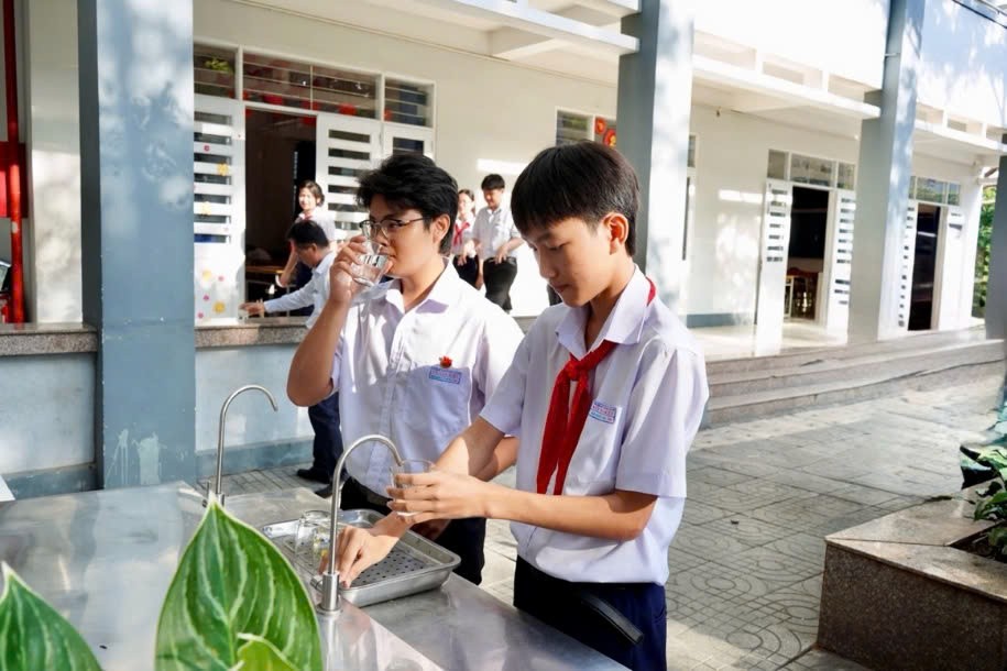 Công ty EPS bàn giao công trình thanh niên ‘Nước sạch cho em’