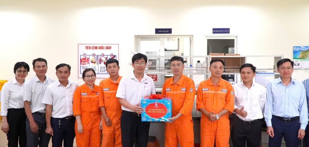 Công đoàn Nhiệt điện Phú Mỹ thăm, tặng quà người lao động dịp Tháng Công nhân
