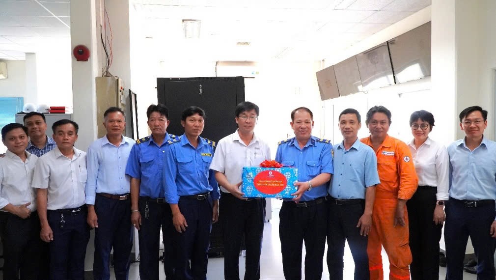 Công đoàn Nhiệt điện Phú Mỹ thăm, tặng quà người lao động dịp Tháng Công nhân