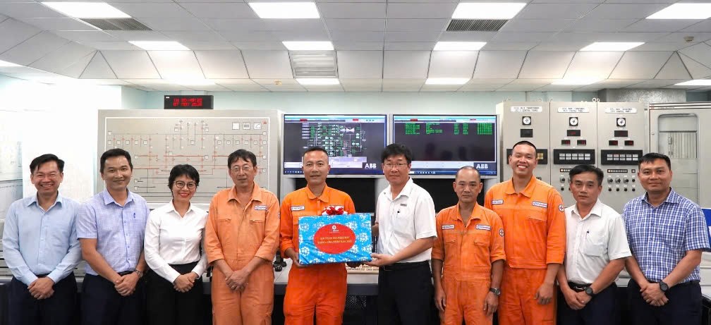 Công đoàn Nhiệt điện Phú Mỹ thăm, tặng quà người lao động dịp Tháng Công nhân