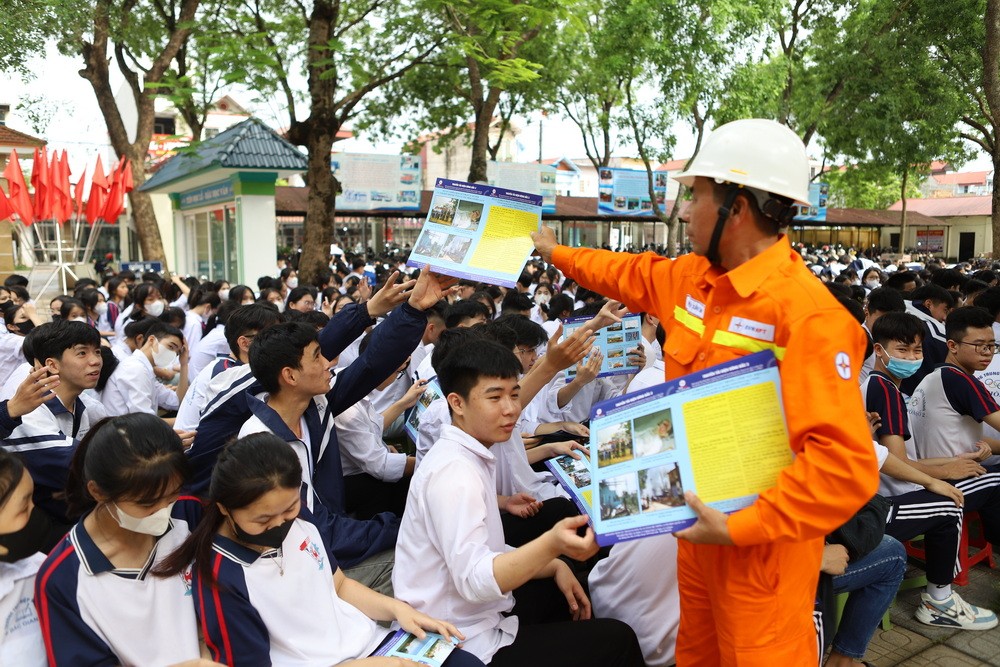 Thả diều gần lưới điện - Nguy cơ mất an toàn và bài toán ý thức cộng đồng Thả diều gần lưới điện - Nguy cơ mất an toàn và bài toán ý thức cộng đồng