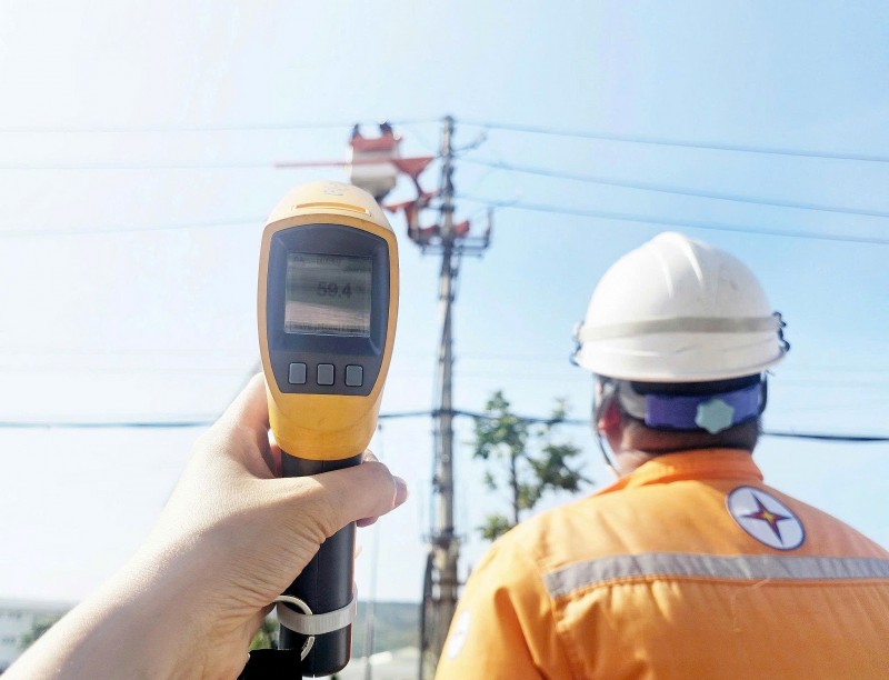 Giữ điện mùa nắng nóng - Áp lực chưa từng có với hệ thống điện Việt Nam Giữ điện mùa nắng nóng - Áp lực chưa từng có với hệ thống điện Việt Nam