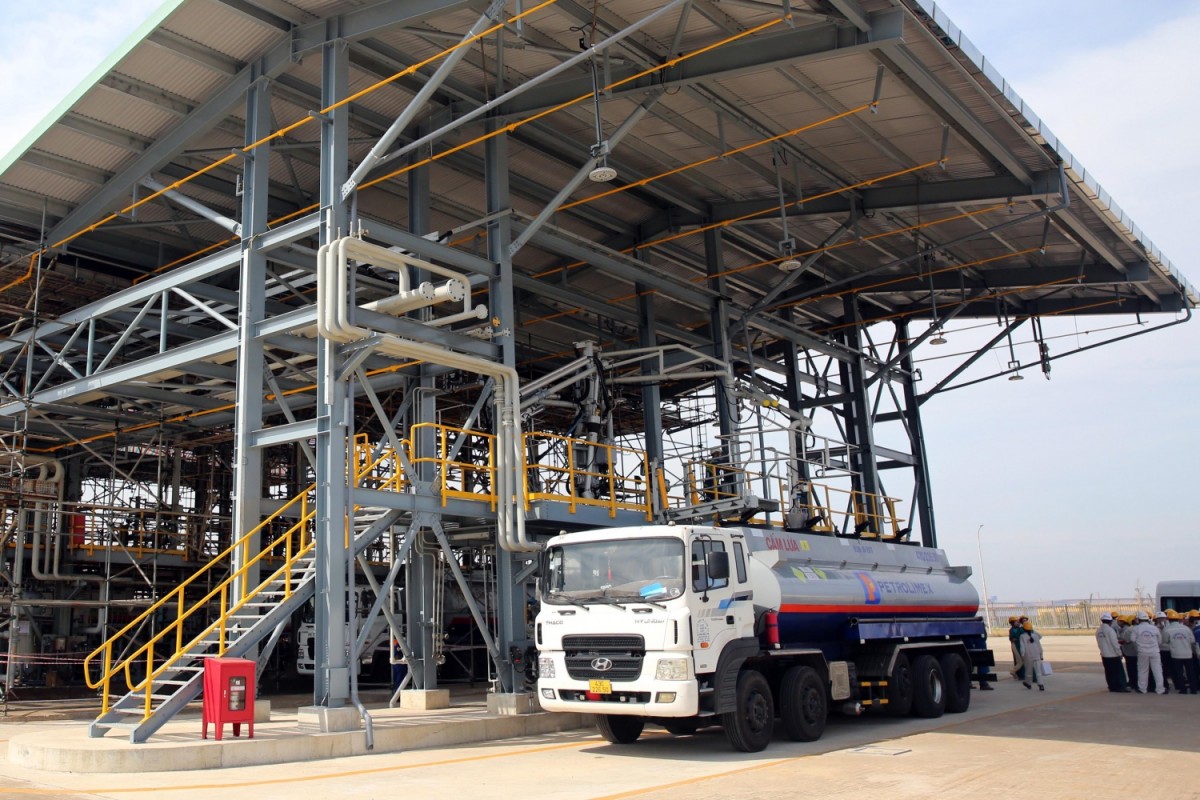 Nhà máy Lọc dầu Dung Quất tăng 45% năng lực xuất sản phẩm bằng đường bộ Nhà máy Lọc dầu Dung Quất tăng 45% năng lực xuất sản phẩm bằng đường bộ