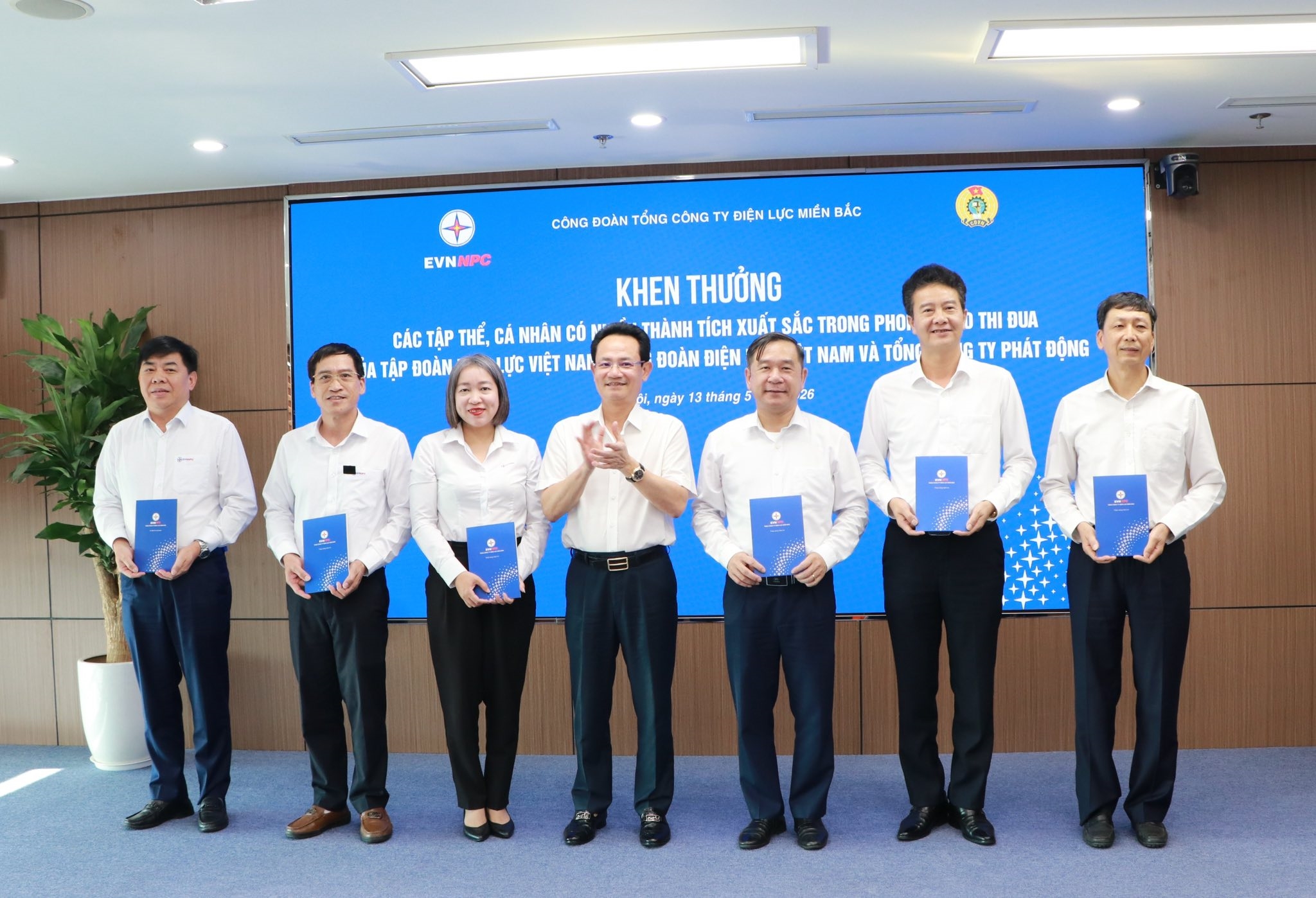 Tổng Giám đốc EVNNPC nhận giải thưởng ‘Lãnh đạo sáng tạo và chuyển đổi số’ Tổng Giám đốc EVNNPC nhận giải thưởng ‘Lãnh đạo sáng tạo và chuyển đổi số’