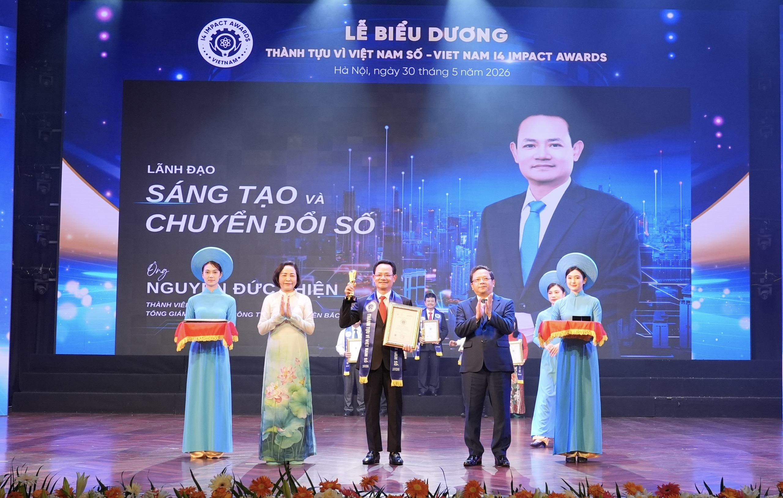 Tổng Giám đốc EVNNPC nhận giải thưởng ‘Lãnh đạo sáng tạo và chuyển đổi số’ Tổng Giám đốc EVNNPC nhận giải thưởng ‘Lãnh đạo sáng tạo và chuyển đổi số’