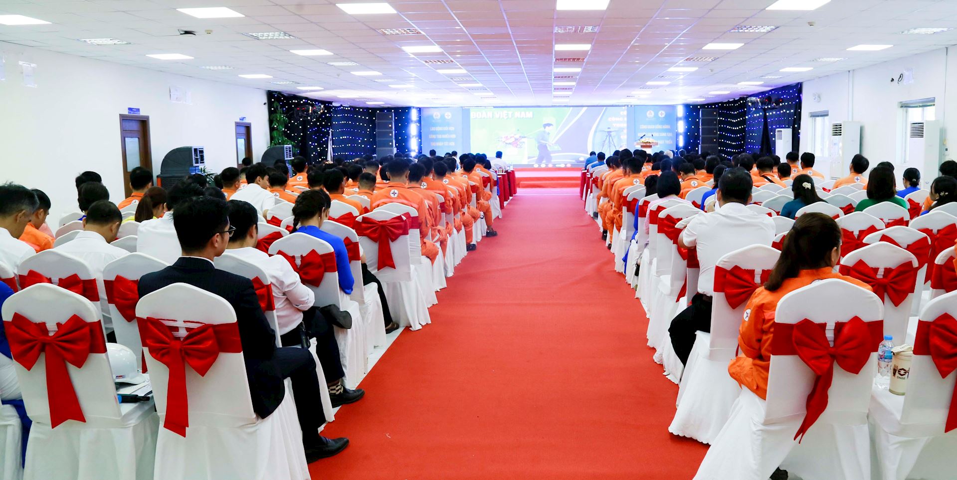 EVN phát động phong trào thi đua ‘Lao động giỏi, năng suất cao, thu nhập tốt’ giai đoạn 2026-2031