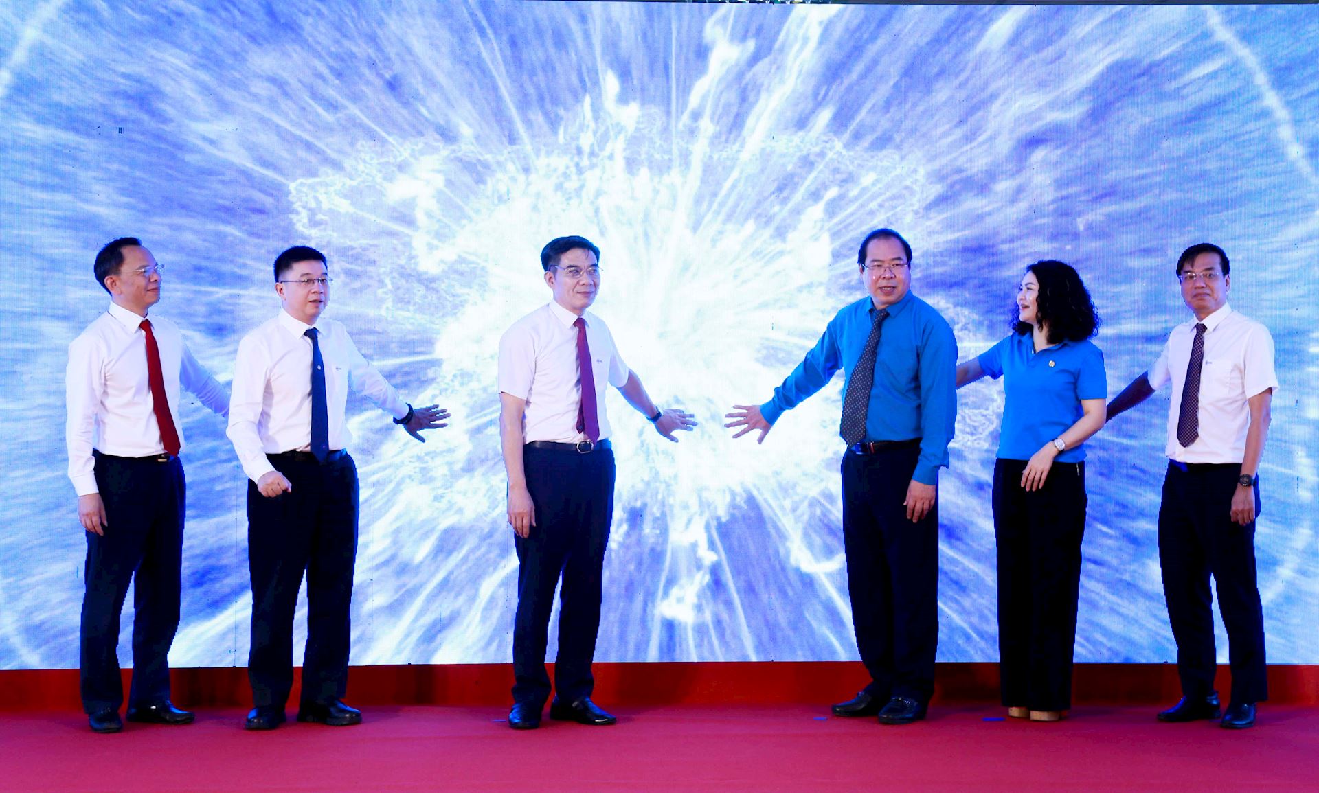 EVN phát động phong trào thi đua ‘Lao động giỏi, năng suất cao, thu nhập tốt’ giai đoạn 2026-2031