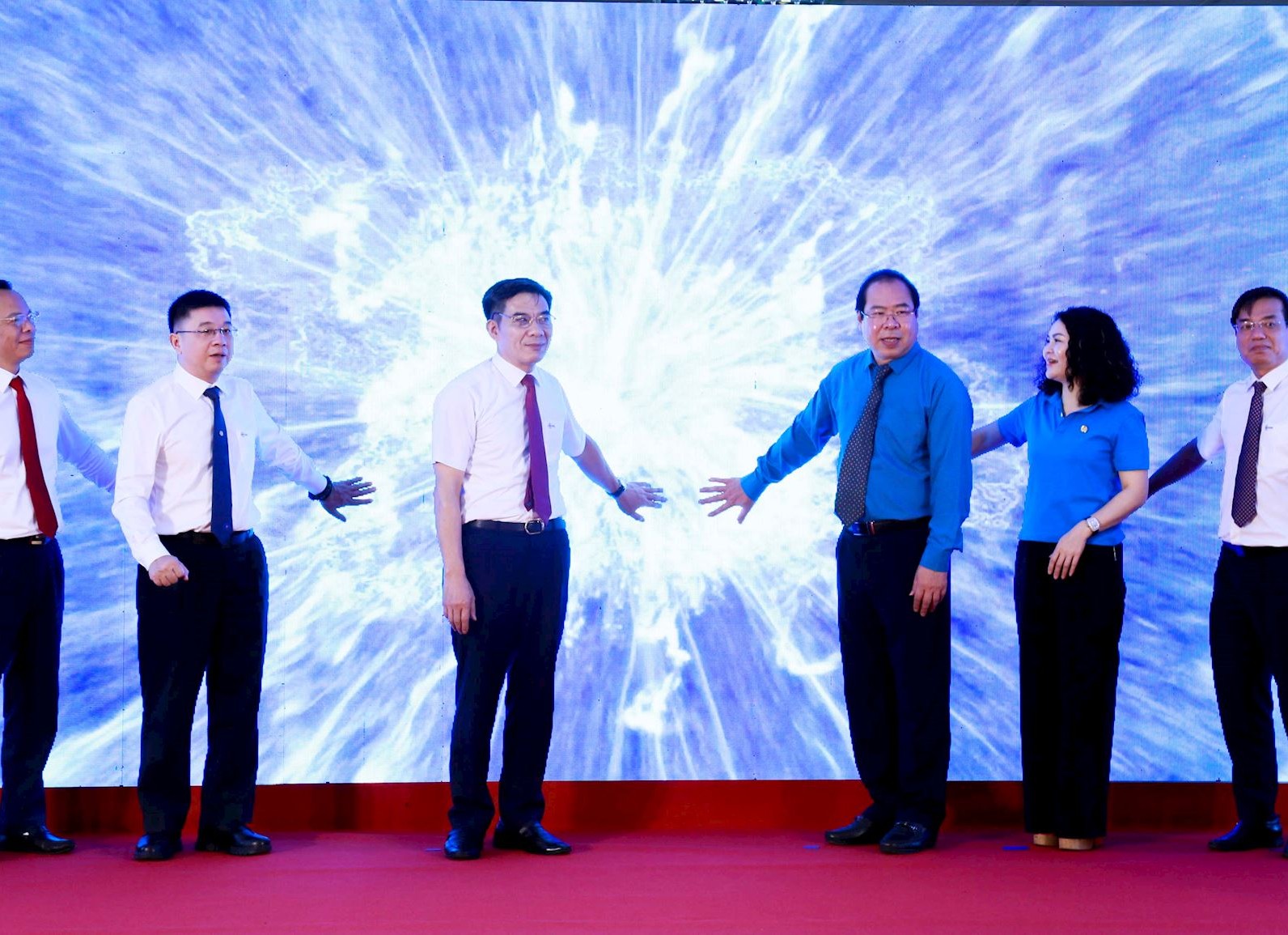 EVN phát động phong trào thi đua ‘Lao động giỏi, năng suất cao, thu nhập tốt’ giai đoạn 2026-2031