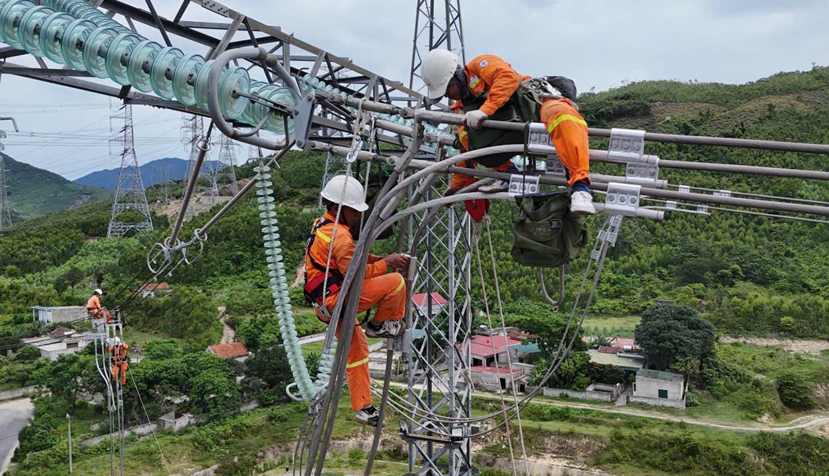 Công ty Truyền tải điện 2 giữ vững truyền tải điện trong cao điểm nắng nóng 2026