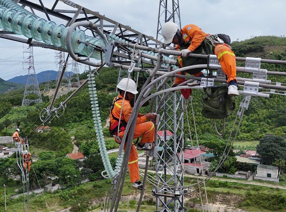 Công ty Truyền tải điện 2 giữ vững truyền tải điện trong cao điểm nắng nóng 2026